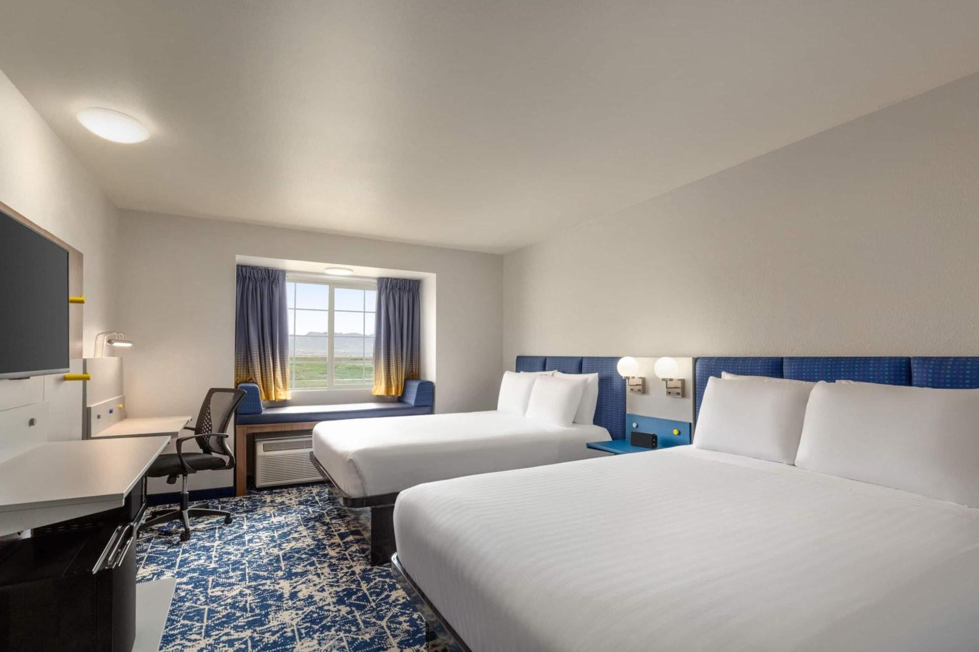Queen Room with Two Queen Beds and Airport/Mountain View - Non-Smoking